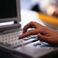 Osoba korzystająca z komputera. na zdjęciu widać dłoń, która wciska klawisze na klawiaturze.