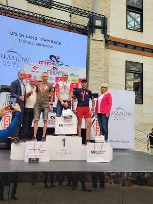 Laureaci wyścigu w Arłamowie na podium. Pierwszy na podium podinsp. Artur Wojtowicz.