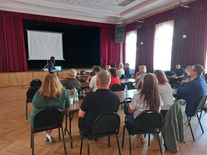 Uczestnicy debaty społecznej słuchający wystąpienia prelegenta.