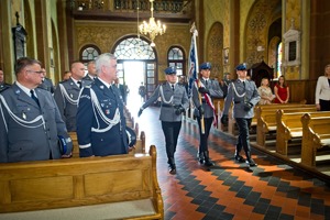 Umundurowani poli9cjanci biorący udział w mszy .