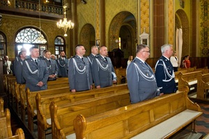 Umundurowani policjanci na mszy w kościele.