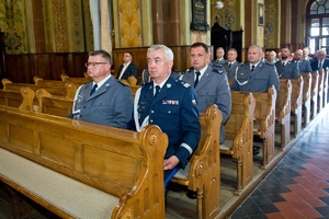 Policjanci podczas mszy w kościele.