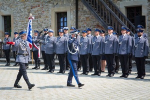 Komendant Wojewódzki Policji dokonuje przeglądu pododdziału.