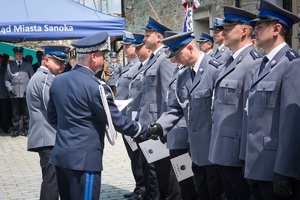 Komendant Wojewódzki Policji oraz Komendant Powiatowy wręczają policjantom akty mianowania na wyższe stopnie służbowe.