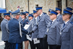 Komendant Wojewódzki Policji oraz Komendant Powiatowy wręczają policjantom akty mianowania na wyższe stopnie policyjne.