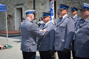 Odznaczanie policjantów medalami za zasługi.