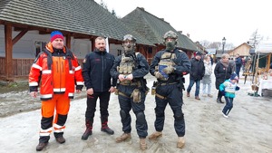 Na zdjęciu członkowie grupy: Sekcja Rekonstrukcji Kontrterrorystycznej Policji. Finał Wielkiej Orkiestry Świątecznej Pomocy w Sanoku.