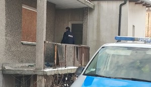 Policjant sprawdza miejsca w których gromadzą się osoby bezdomne. Działania ukierunkowane na ochronę przed wychłodzeniem organizmu.