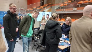 Policjanci promujący zawód policjanta na targach pracy w Uczelni Państwowej w Sanoku.