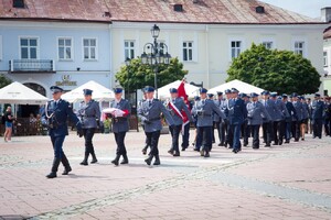 Sanoccy policjanci podczas obchodów Święta Policji w Sanoku. Zdjęcie wykonane podczas przemarszu.