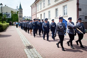 Sanoccy policjanci podczas obchodów Święta Policji w Sanoku. Zdjęcie wykonane podczas przemarszu.