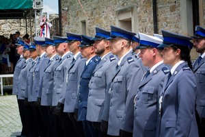 Sanoccy policjanci podczas obchodów Święta Policji w Sanoku. Policjanci awansowani na wyższe stopnie służbowe.