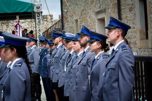 Sanoccy policjanci podczas obchodów Święta Policji w Sanoku. Policjanci awansowani na wyższe stopnie służbowe.