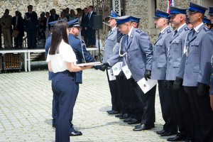 Sanoccy policjanci podczas obchodów Święta Policji w Sanoku. Policjanci awansowani na wyższe stopnie służbowe.