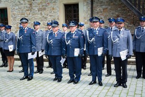 Sanoccy policjanci podczas obchodów Święta Policji w Sanoku. Policjanci awansowani na wyższe stopnie służbowe.