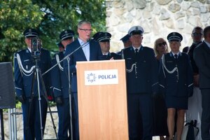 Sanoccy policjanci podczas obchodów Święta Policji w Sanoku. Starosta Sanocki przemawiający przy mównicy.