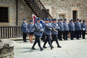 Sanoccy policjanci podczas obchodów Święta Policji w Sanoku. Przemarsz pocztu sztandarowego