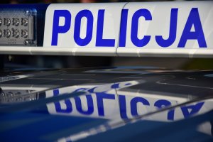 Belka z napisem POLICJA na dachu radiowozu
