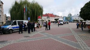 Na zdjęciu widać po lewej stronie umundurowanych policjantów. Po prawej osoby biorące udział w zgromadzeniu.