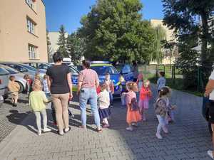 Policjanci podczas przeprowadzania pogadanek z najmłodszymi.