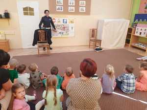 Policjanci podczas przeprowadzania pogadanek z najmłodszymi.