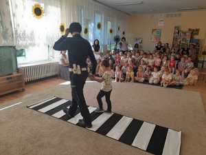 Policjanci podczas przeprowadzania pogadanek z najmłodszymi.