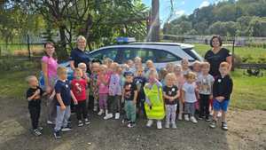 Policjanci podczas przeprowadzania pogadanek z najmłodszymi.