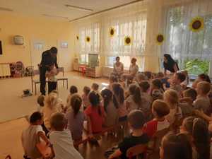 Policjanci podczas przeprowadzania pogadanek z najmłodszymi.