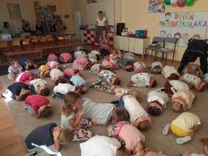 Policjanci podczas przeprowadzania pogadanek z najmłodszymi.