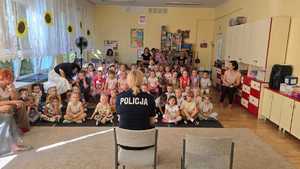 Policjanci podczas przeprowadzania pogadanek z najmłodszymi.