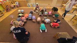 Policjanci podczas przeprowadzania pogadanek z najmłodszymi.