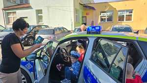 Policjanci podczas przeprowadzania pogadanek z najmłodszymi.