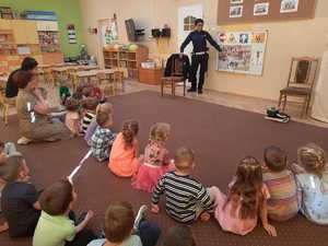 Policjanci podczas przeprowadzania pogadanek z najmłodszymi.