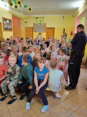Policjanci przeprowadzający spotkania profilaktyczne w szkołach.