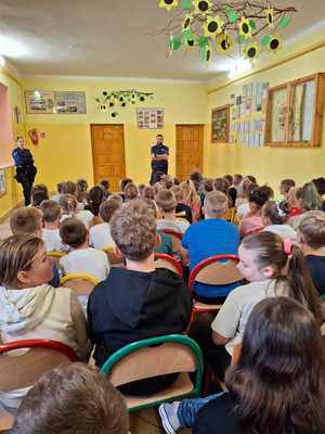 Policjanci przeprowadzający spotkania profilaktyczne w szkołach.