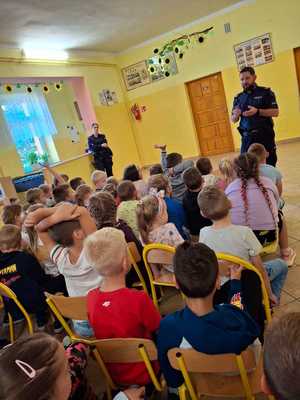 Policjanci przeprowadzający spotkania profilaktyczne w szkołach.