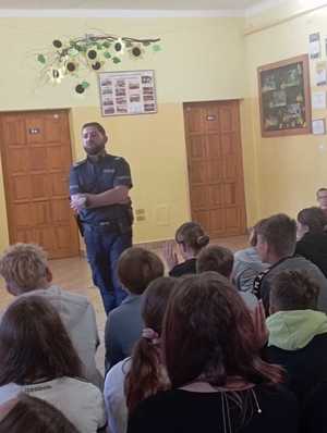 Policjanci przeprowadzający spotkania profilaktyczne w szkołach.