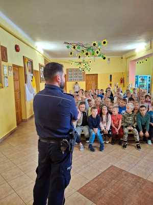 Policjanci przeprowadzający spotkania profilaktyczne w szkołach.