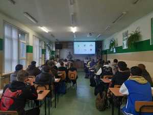 Policjanci przeprowadzający rozmowy z młodzieżą na temat handlu ludźmi.