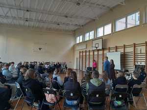 Policjanci przeprowadzający rozmowy z młodzieżą na temat handlu ludźmi.