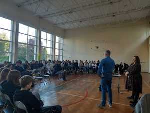 Policjanci przeprowadzający rozmowy z młodzieżą na temat handlu ludźmi.