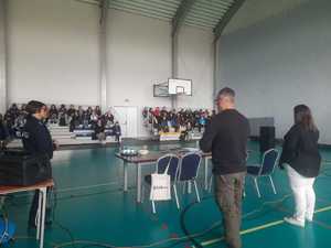 Policjanci przeprowadzający rozmowy z młodzieżą na temat handlu ludźmi.