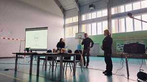 Policjanci przeprowadzający rozmowy z młodzieżą na temat handlu ludźmi.