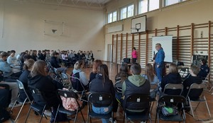 Policjanci przeprowadzający rozmowy z młodzieżą na temat handlu ludźmi.