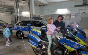 Wizyta dzieci w sanockiej komendzie Policji.