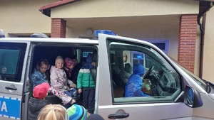 Wizyta dzieci w sanockiej komendzie Policji.