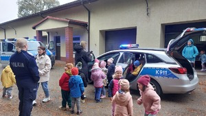 Wizyta dzieci w sanockiej komendzie Policji.