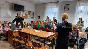Wizyta dzieci w sanockiej komendzie Policji.