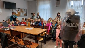 Wizyta dzieci w sanockiej komendzie Policji.