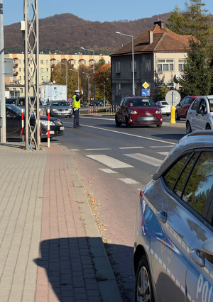 Umundurowani policjanci dbający o bezpieczeństwo w rejonach cmentarzy oraz na głównych szlakach komunikacyjnych.